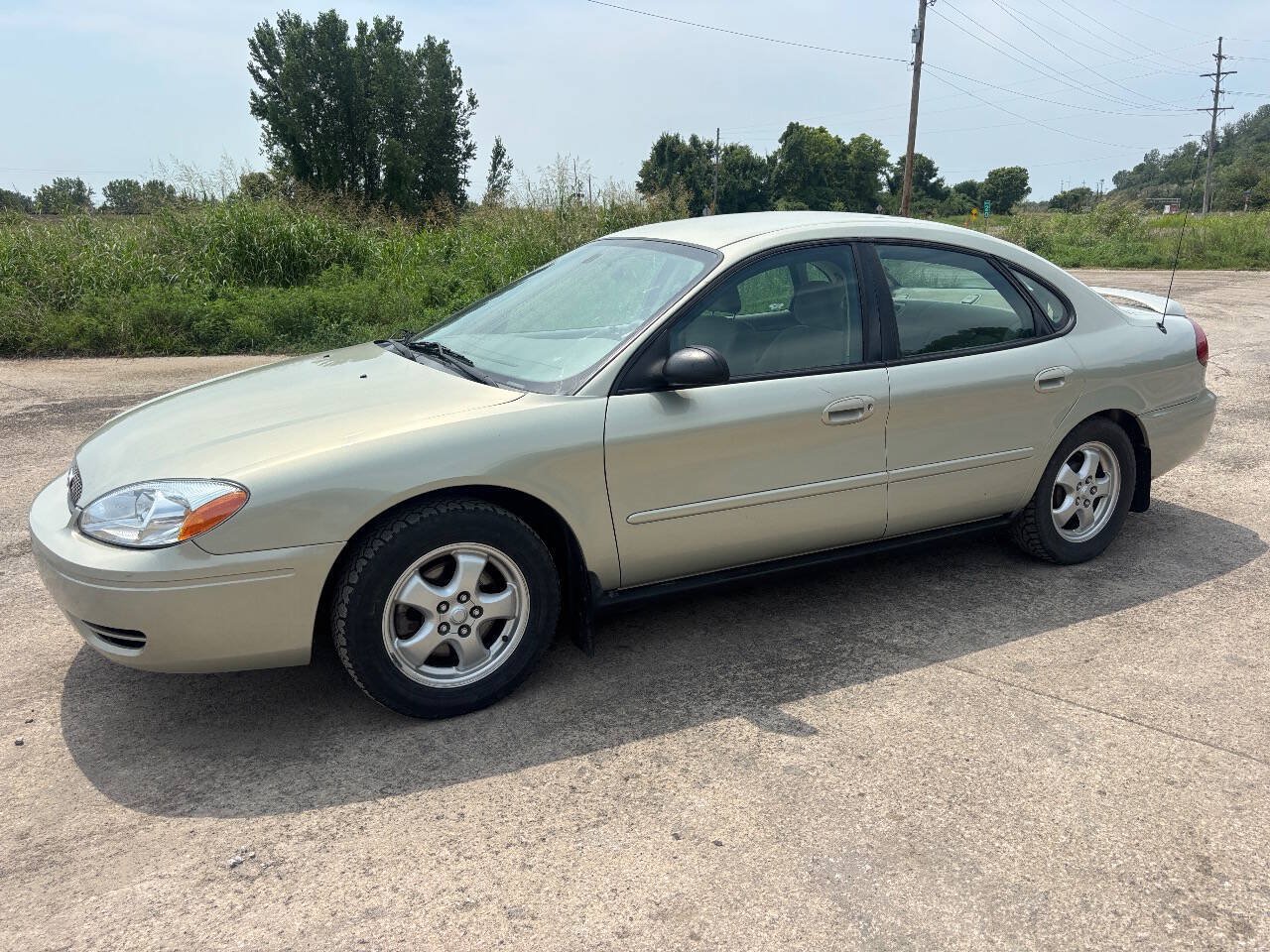 Used 2005 Ford Taurus SE FWD image 1