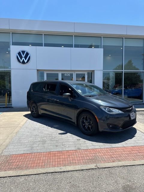 Used 2019 Chrysler Pacifica Touring Plus w/ S Appearance Package FWD image 2