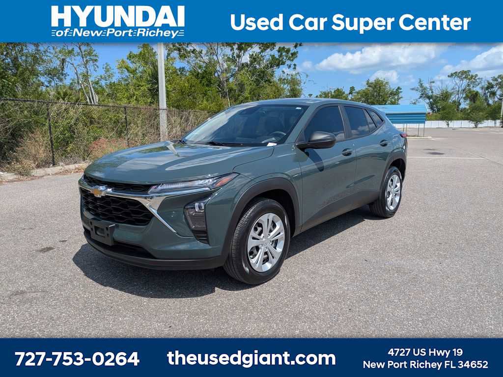 Used 2025 Chevrolet Trax LS FWD image 1