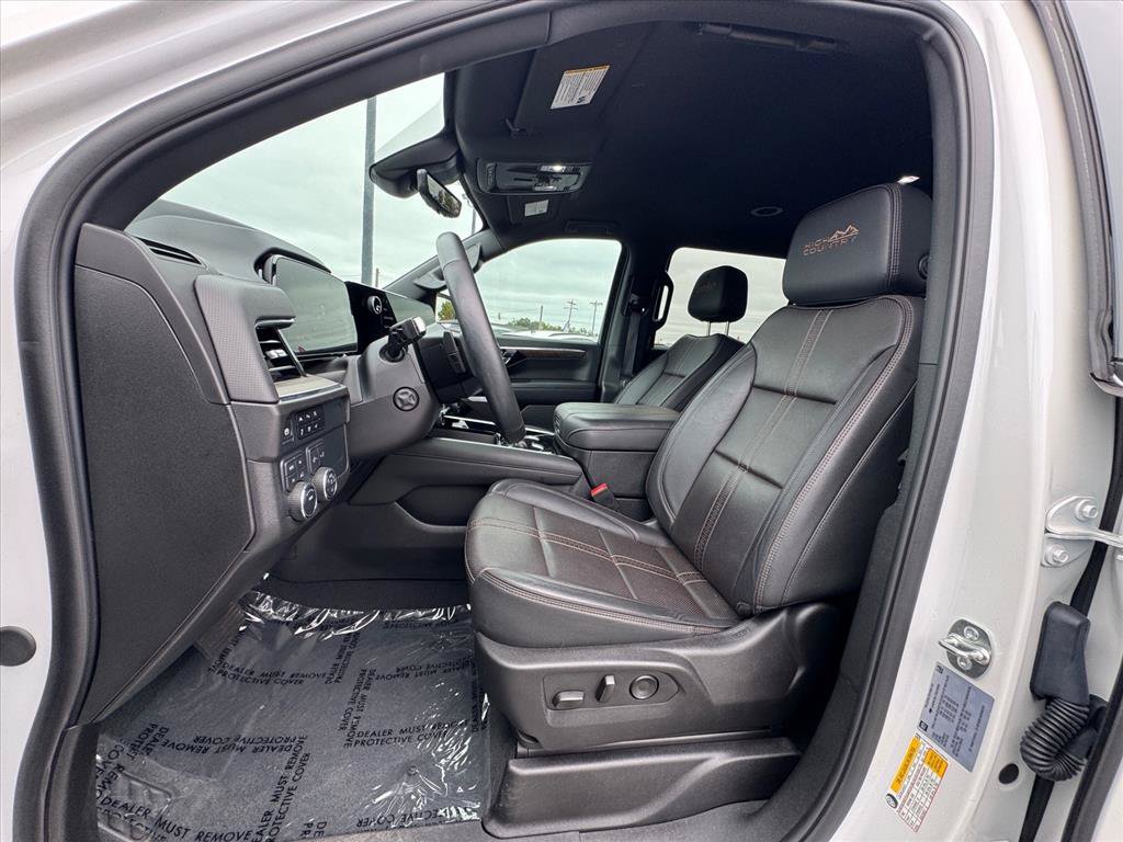 Used 2025 Chevrolet Suburban High Country AWD/4WD image 19