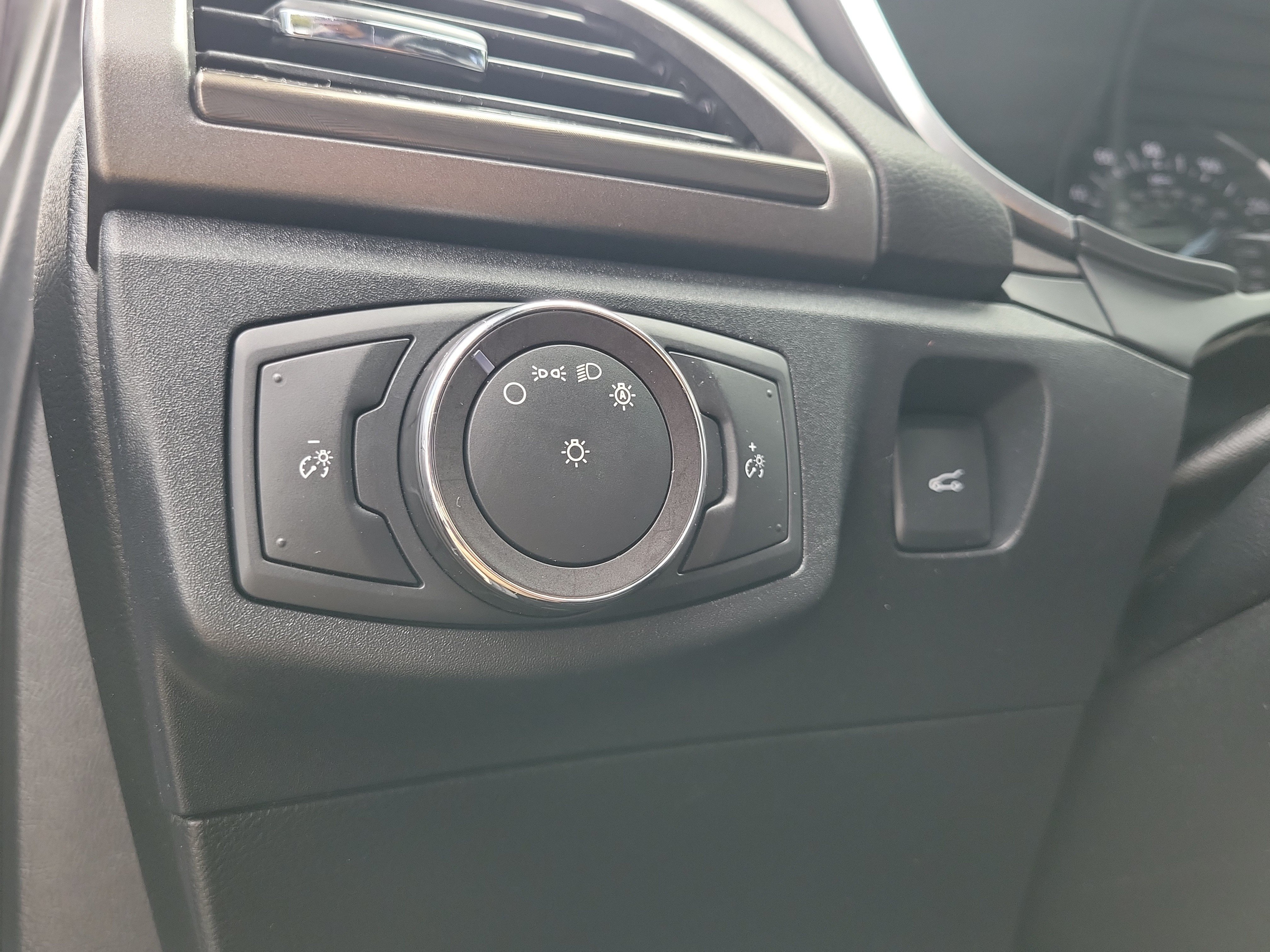 Used 2020 Ford Fusion SEL FWD image 28