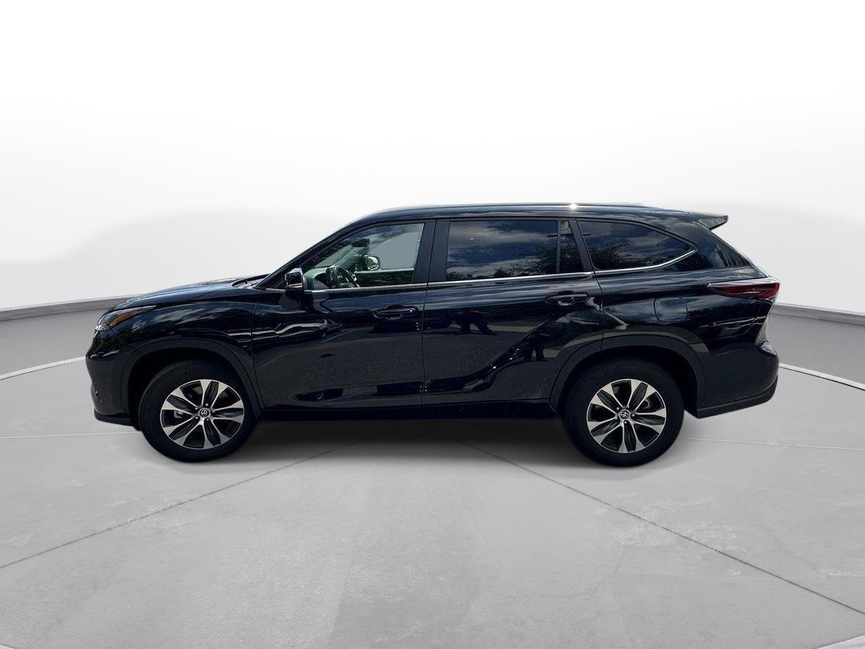 Used 2025 Toyota Highlander XLE FWD image 9