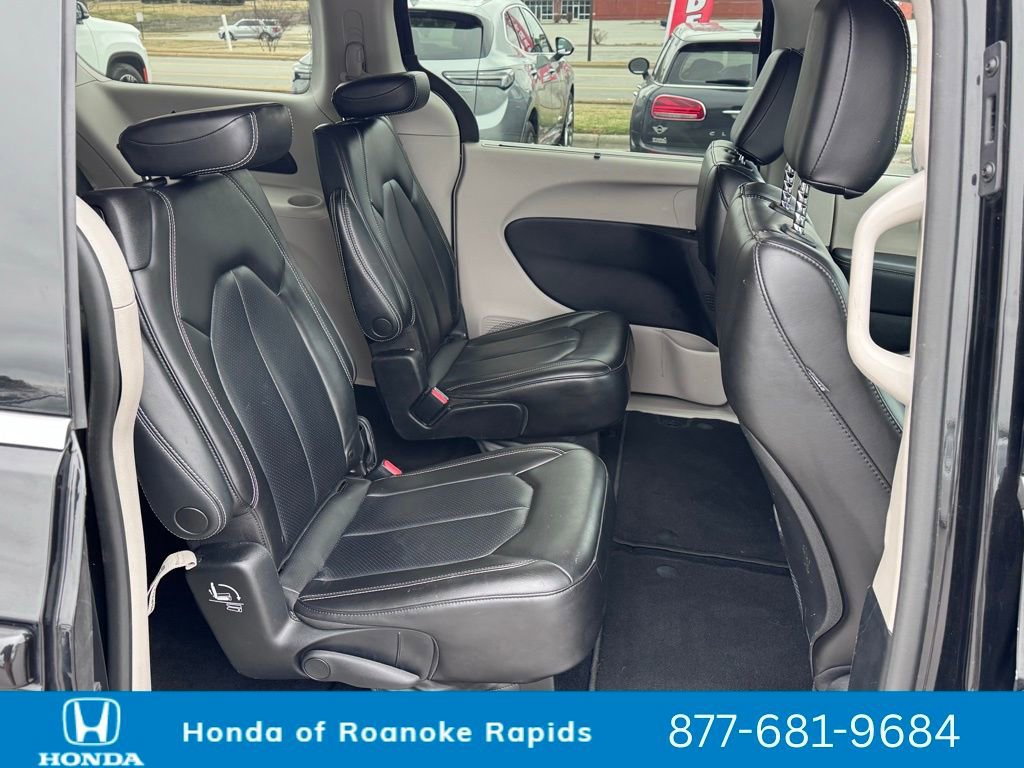 Used 2023 Chrysler Pacifica Touring-L image 26