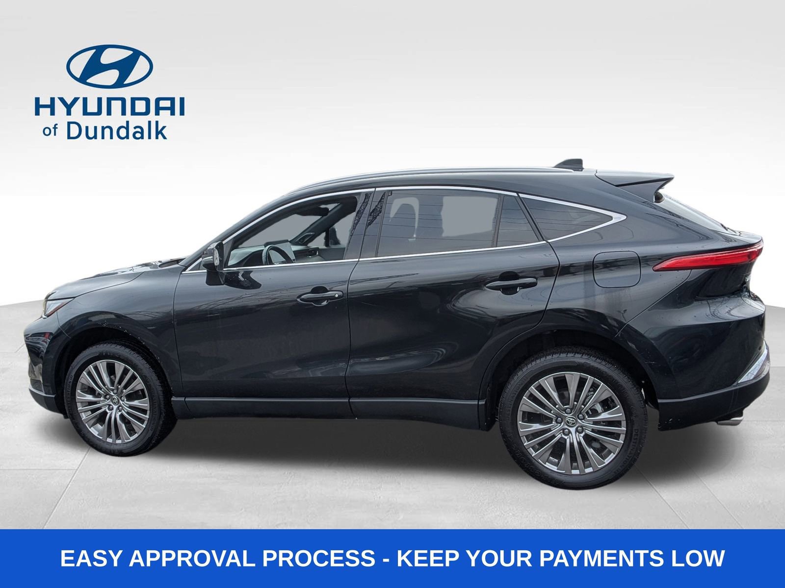 Used 2023 Toyota Venza XLE image 2