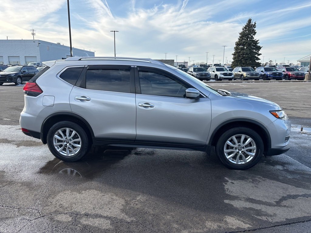 Used 2017 Nissan Rogue SV image 2