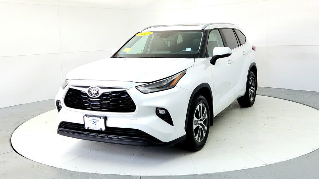 Certified 2024 Toyota Highlander XLE AWD/4WD image 2