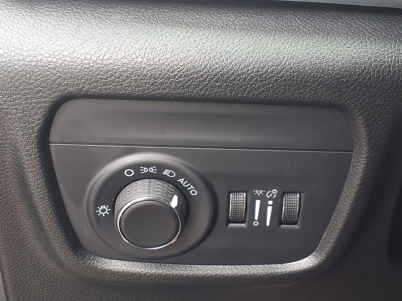 Used 2025 Jeep Grand Cherokee Altitude RWD image 11