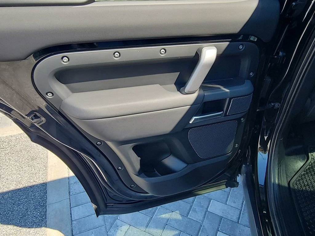 Used 2024 Land Rover Defender 110 X-Dynamic SE image 21