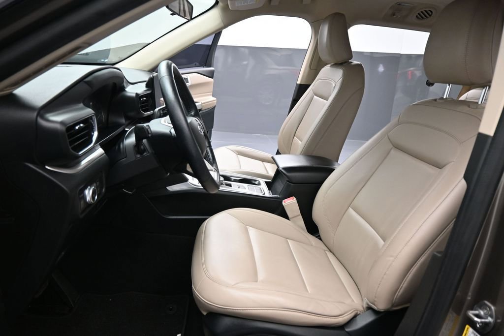 Used 2021 Ford Explorer XLT w/ Equipment Group 202A RWD image 9