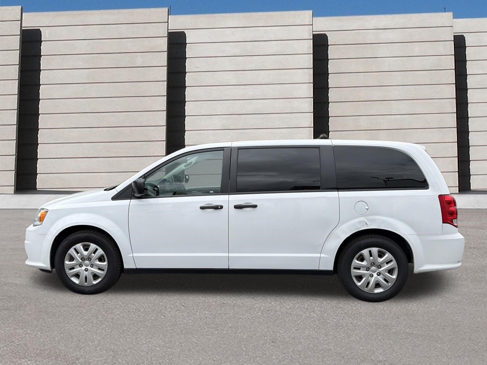 Used 2019 Dodge Grand Caravan w/ UConnect Hands-Free Group FWD image 2