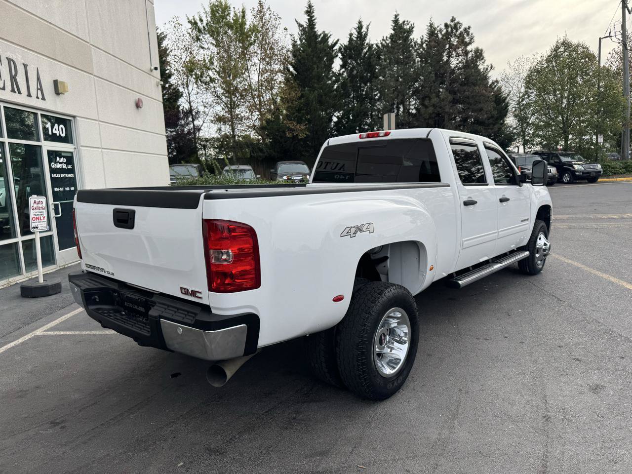 Used 2011 GMC Sierra 3500 SLE w/ SLE Preferred Package AWD/4WD image 4