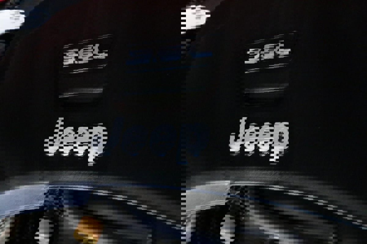 Used 2018 Jeep Wrangler Unlimited Sahara w/ Cold Weather Group image 10