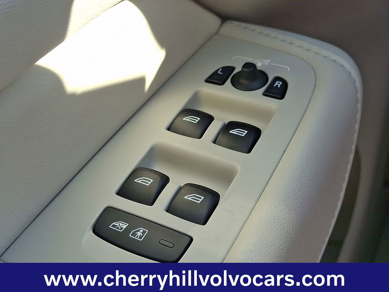 Certified 2023 Volvo XC60 B5 Plus w/ Climate Package image 23