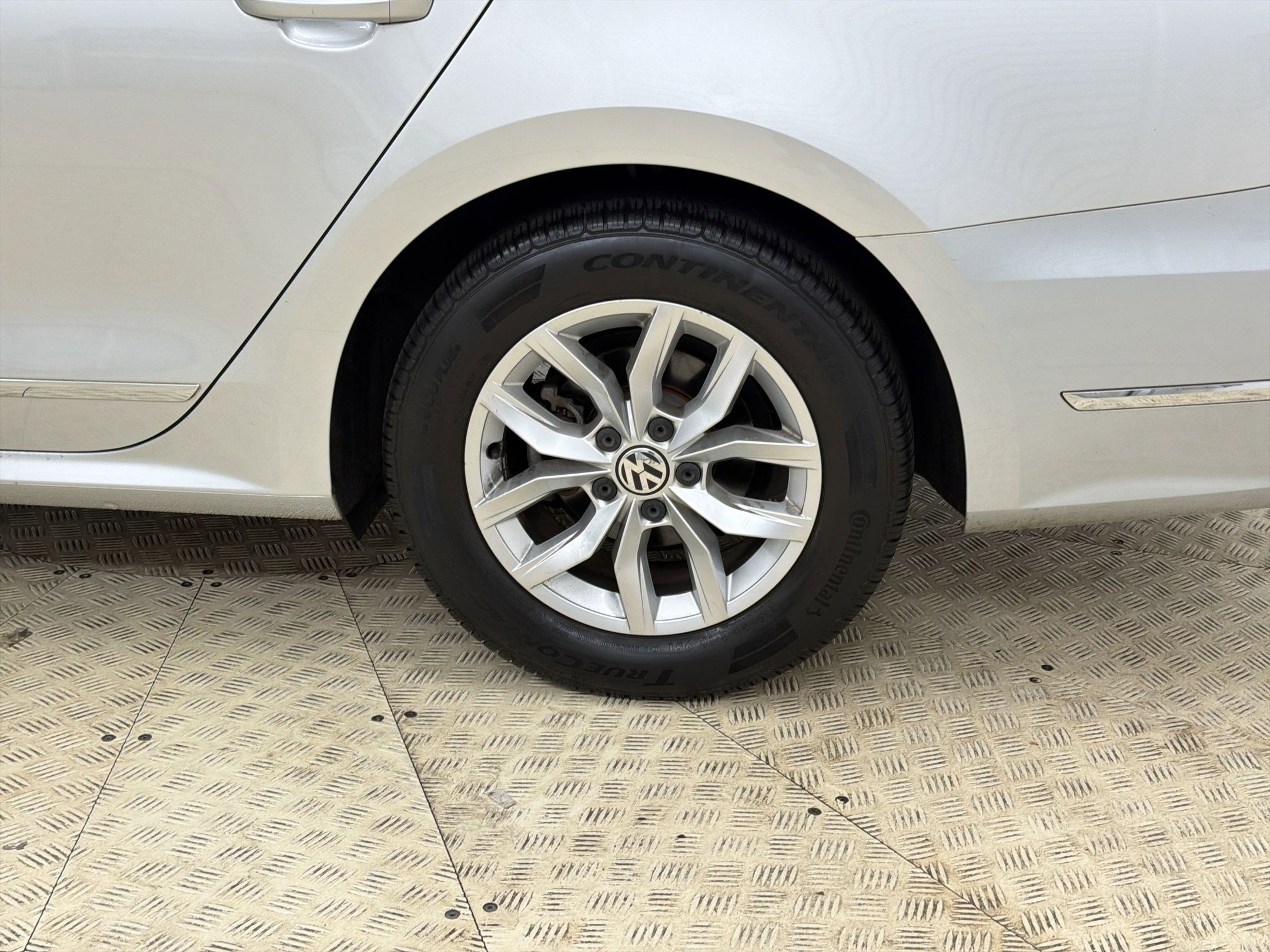 Used 2016 Volkswagen Passat 1.8T R-Line image 11