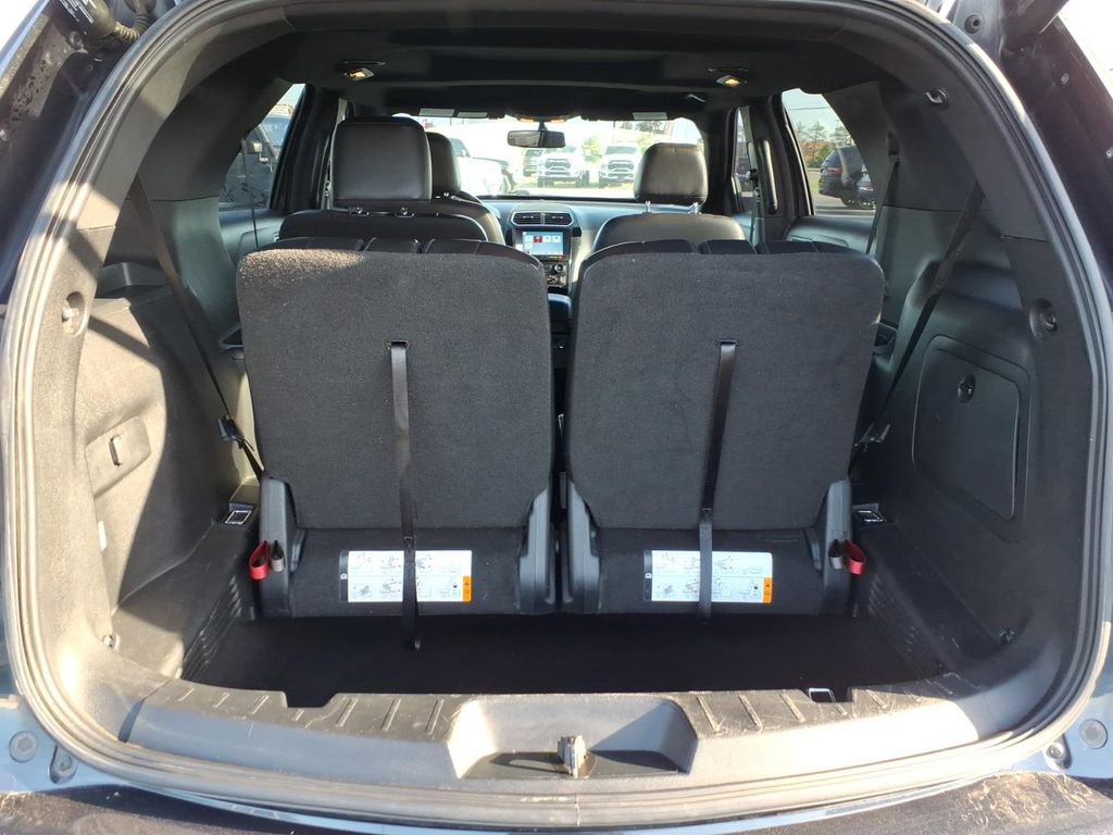 Used 2017 Ford Explorer XLT w/ Equipment Group 202A FWD image 7