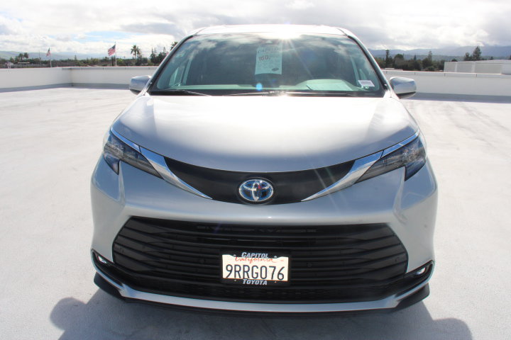 Certified 2025 Toyota Sienna XLE image 7