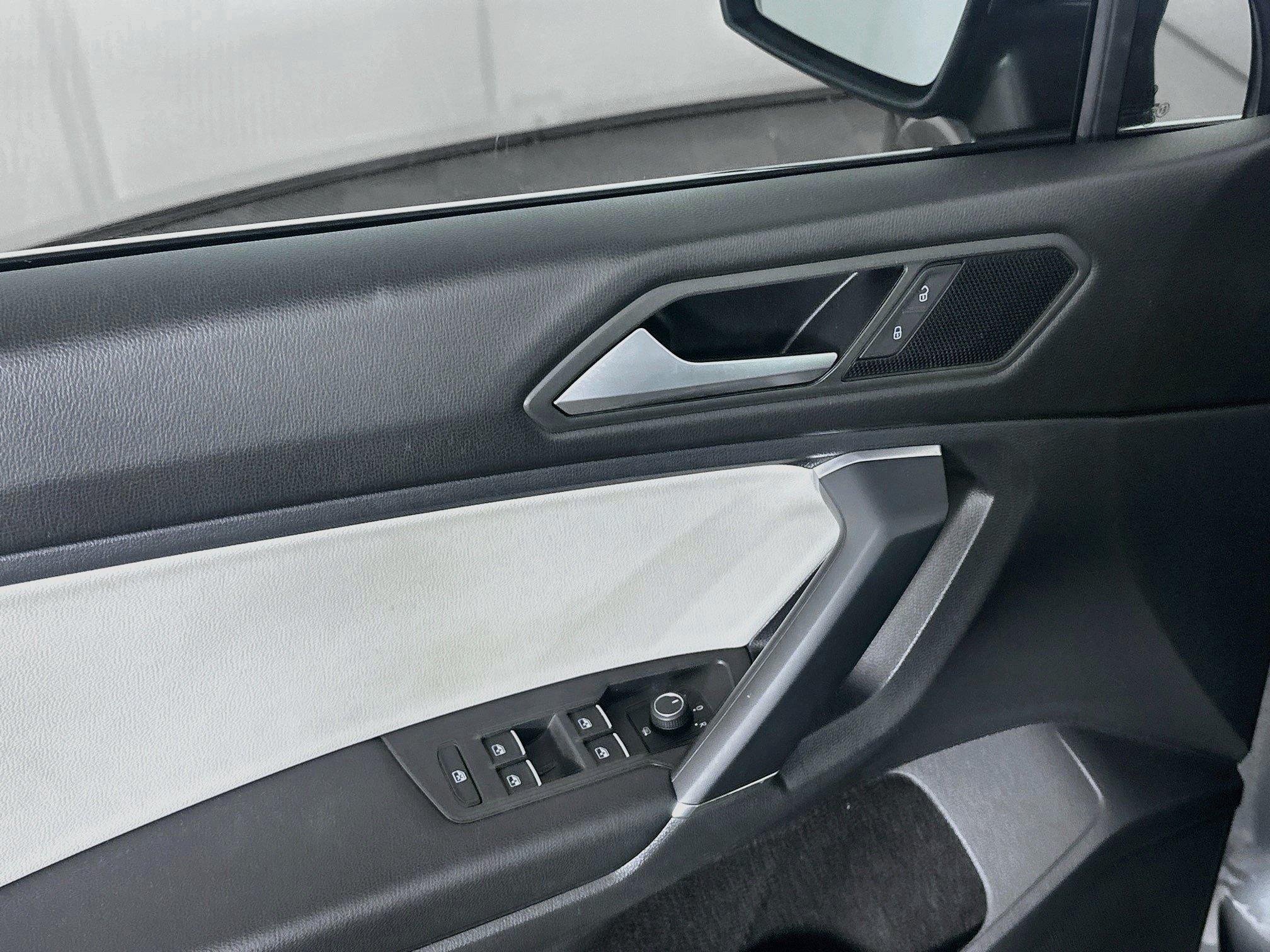 Used 2020 Volkswagen Tiguan SE w/ Panoramic Sunroof Package FWD image 15