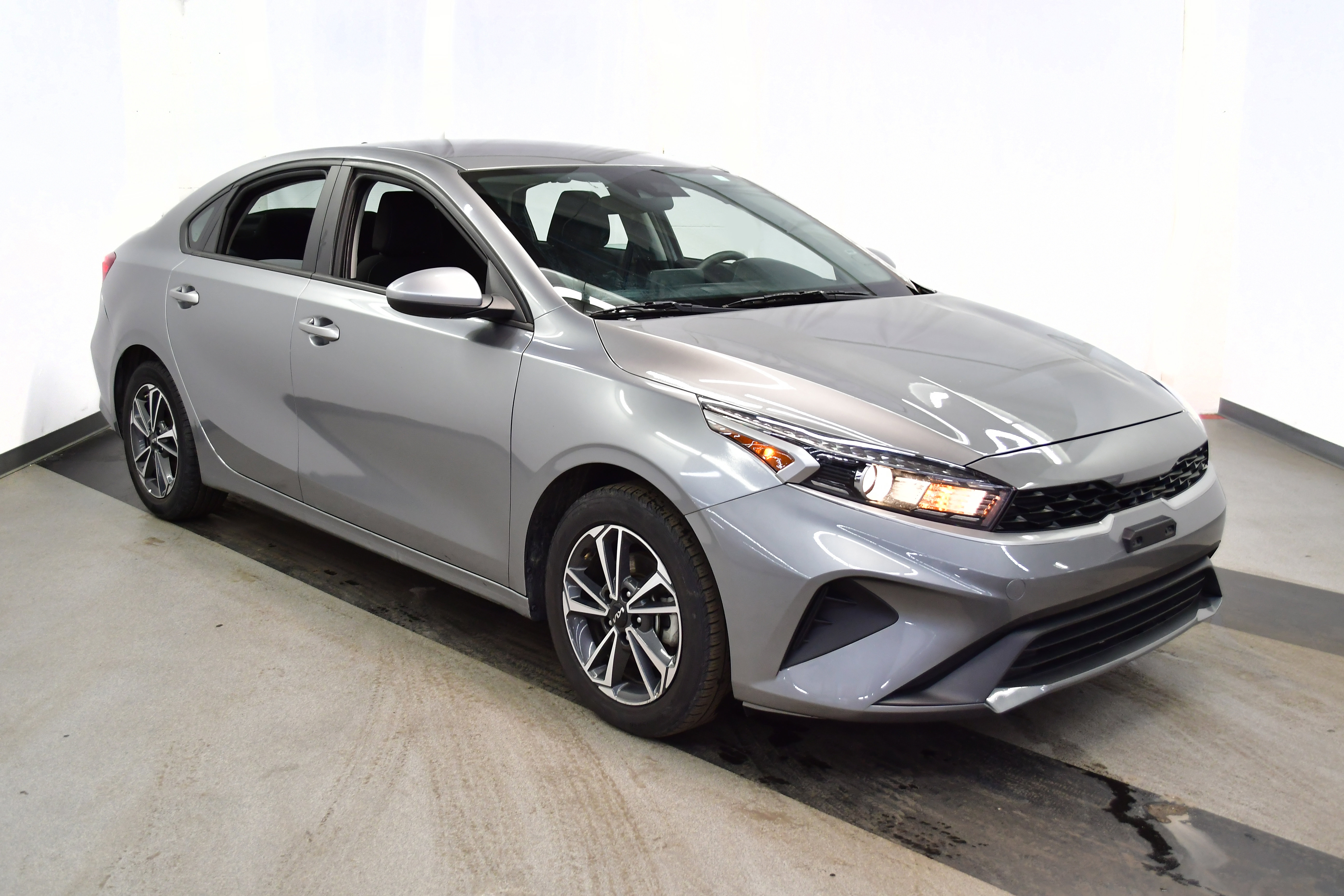Used 2023 Kia Forte LXS image 4