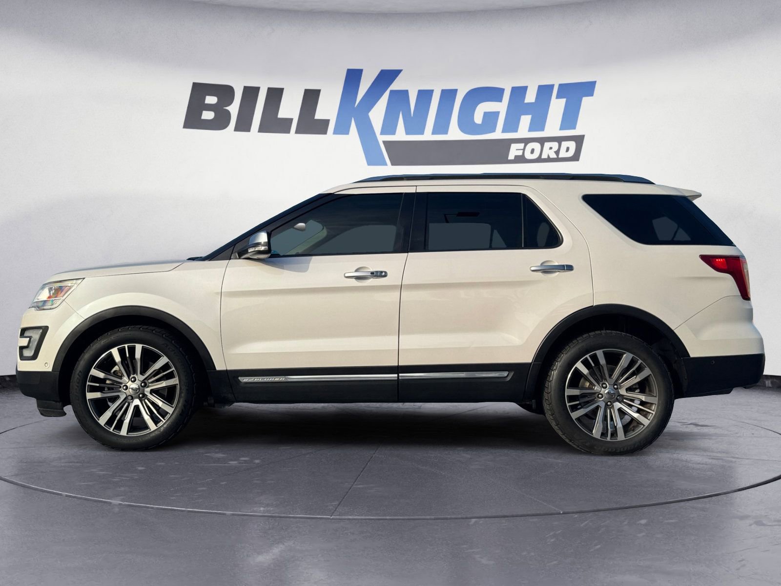 Used 2017 Ford Explorer Platinum image 2
