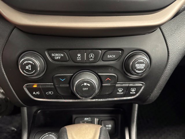 Used 2016 Jeep Cherokee Latitude w/ Cold Weather Group AWD/4WD image 39
