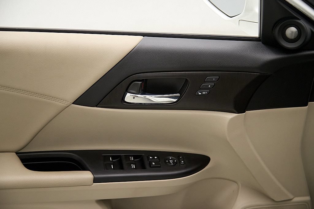 Used 2015 Honda Accord Touring image 11