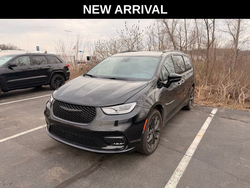Used 2023 Chrysler Pacifica Limited w/ S Appearance Package