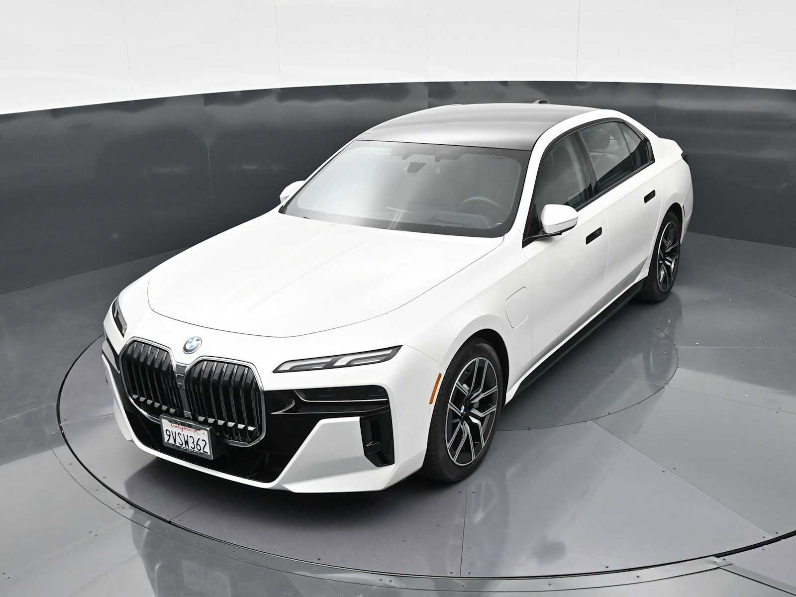 Used 2025 BMW 750e xDrive AWD/4WD image 17