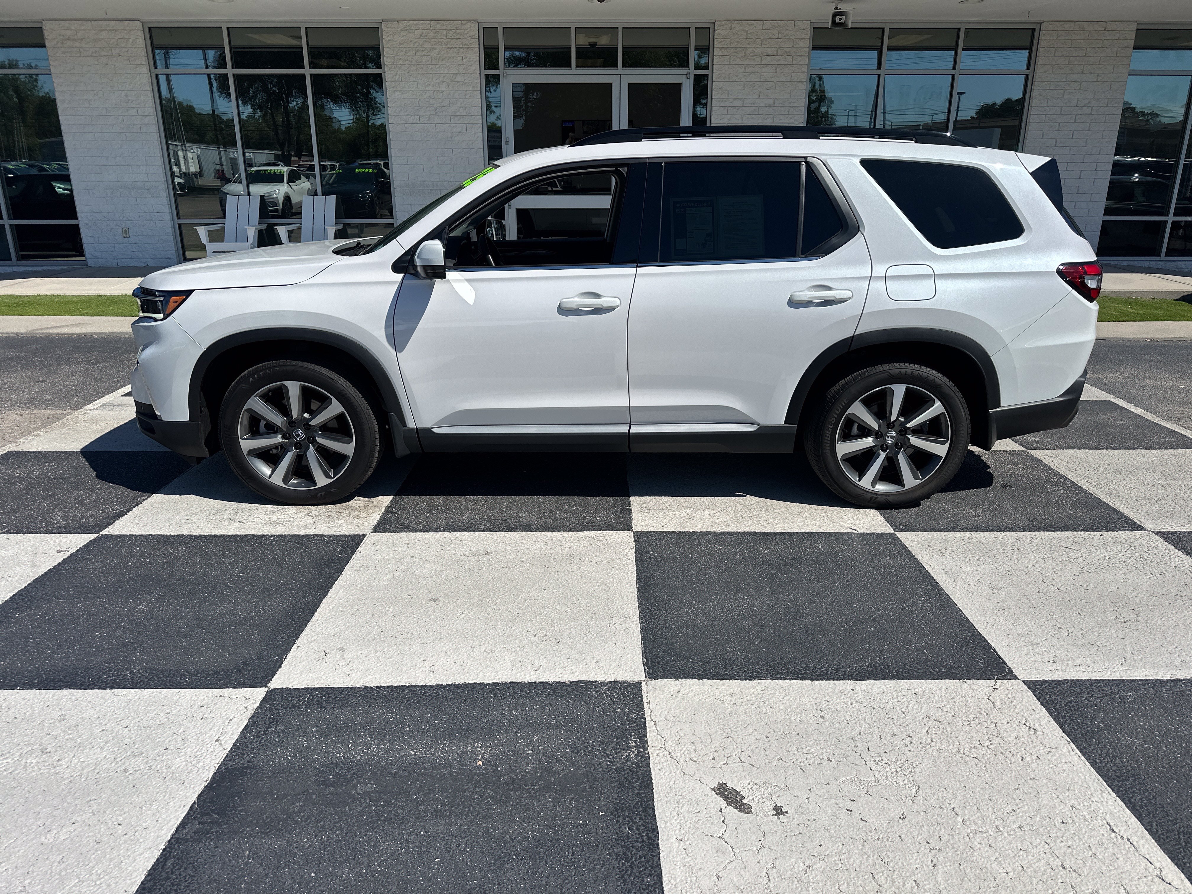 Used 2025 Honda Pilot Elite image 1