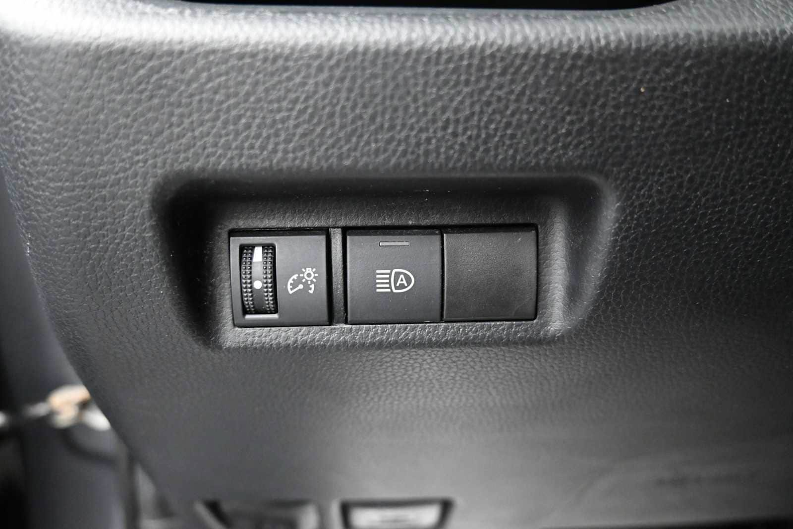 Used 2021 Toyota RAV4 LE AWD/4WD image 10