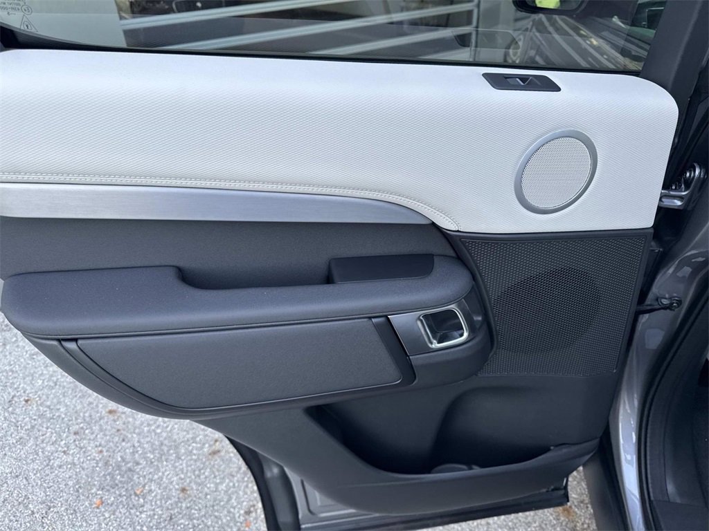 New 2026 Land Rover Discovery Limited Edition image 13