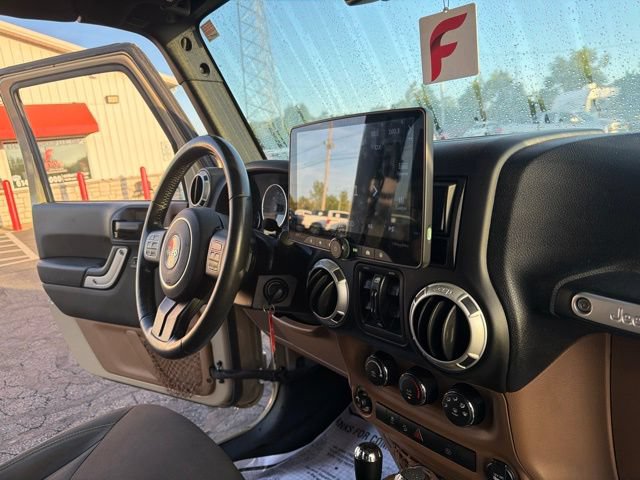 Used 2017 Jeep Wrangler Unlimited Sahara w/ Connectivity Group AWD/4WD image 21