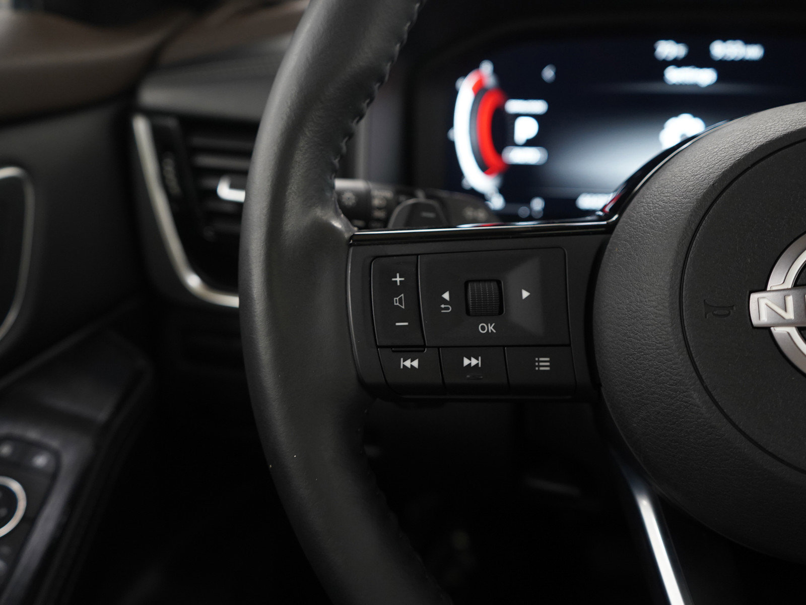 Used 2022 Nissan Rogue Platinum w/ Head-Up Display Package image 24