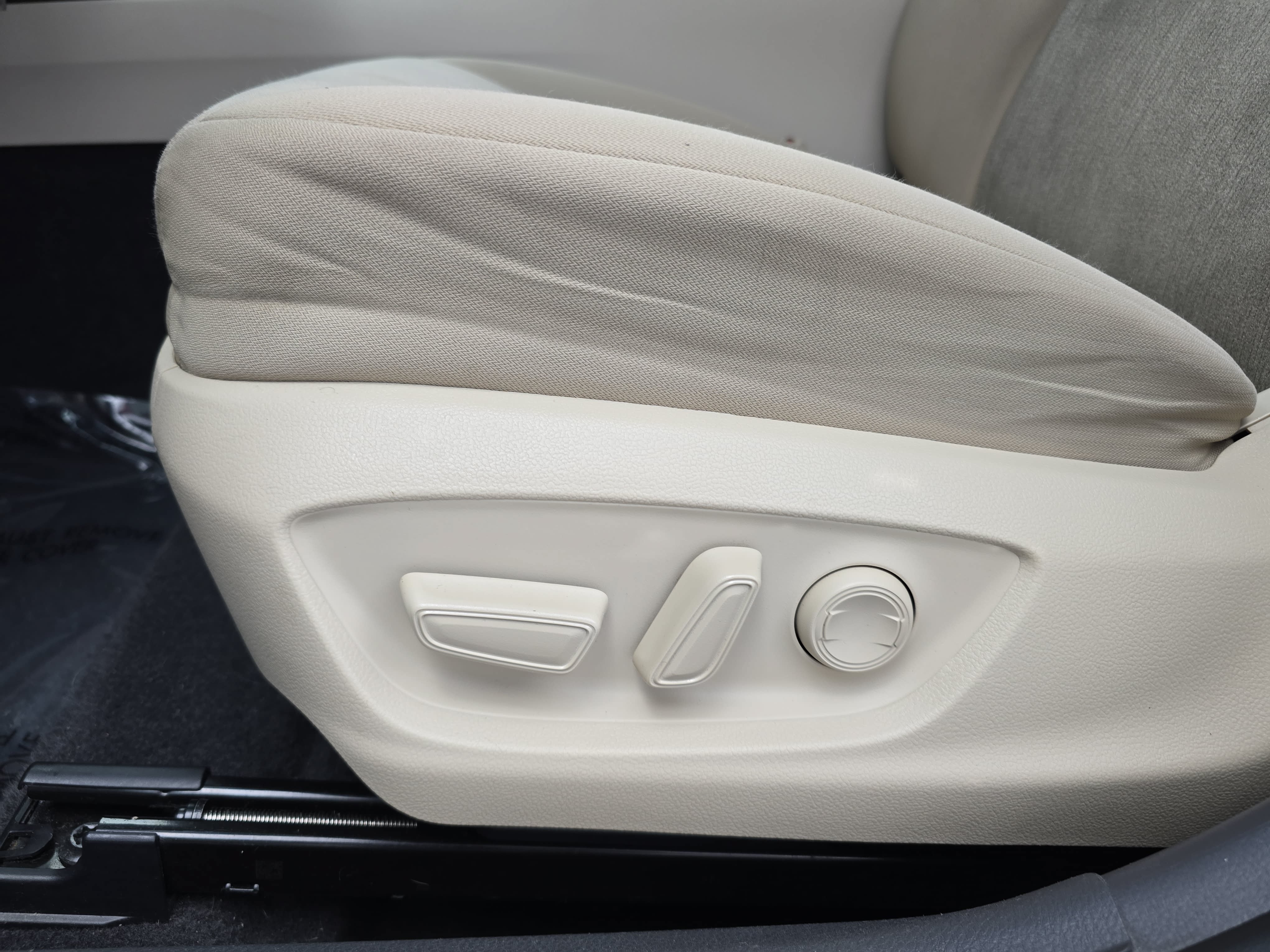 Used 2019 Toyota Camry LE FWD image 27