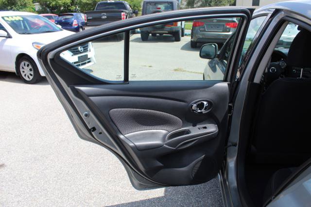 Used 2014 Nissan Versa SV image 11