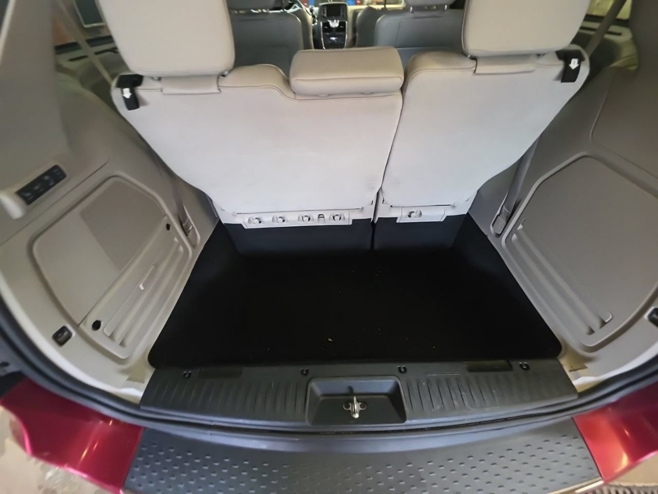 Used 2015 Chrysler Town & Country Limited Platinum FWD image 18