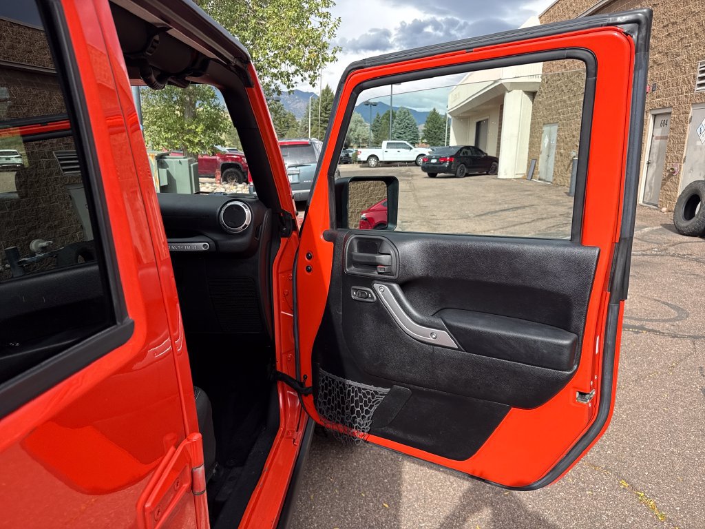 Used 2015 Jeep Wrangler Unlimited Rubicon w/ Connectivity Group AWD/4WD image 28