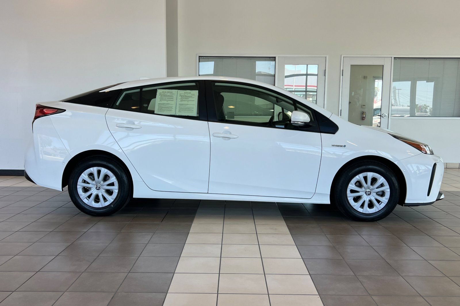 Certified 2022 Toyota Prius LE FWD image 3
