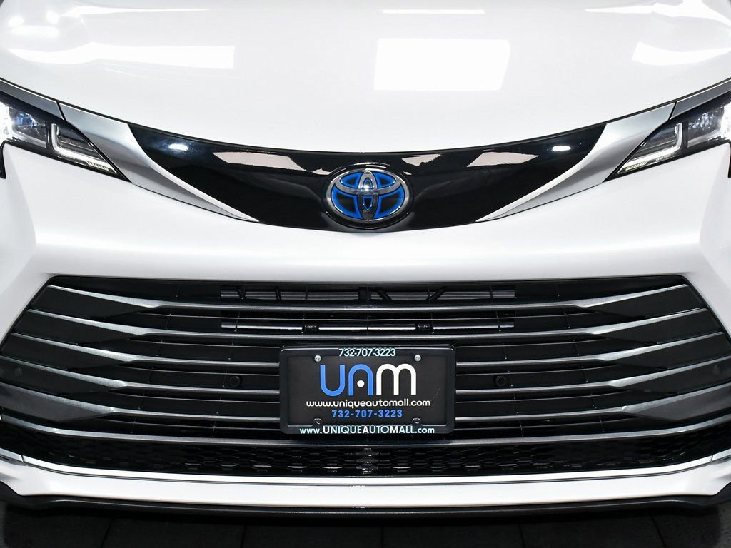 Used 2023 Toyota Sienna Limited image 78