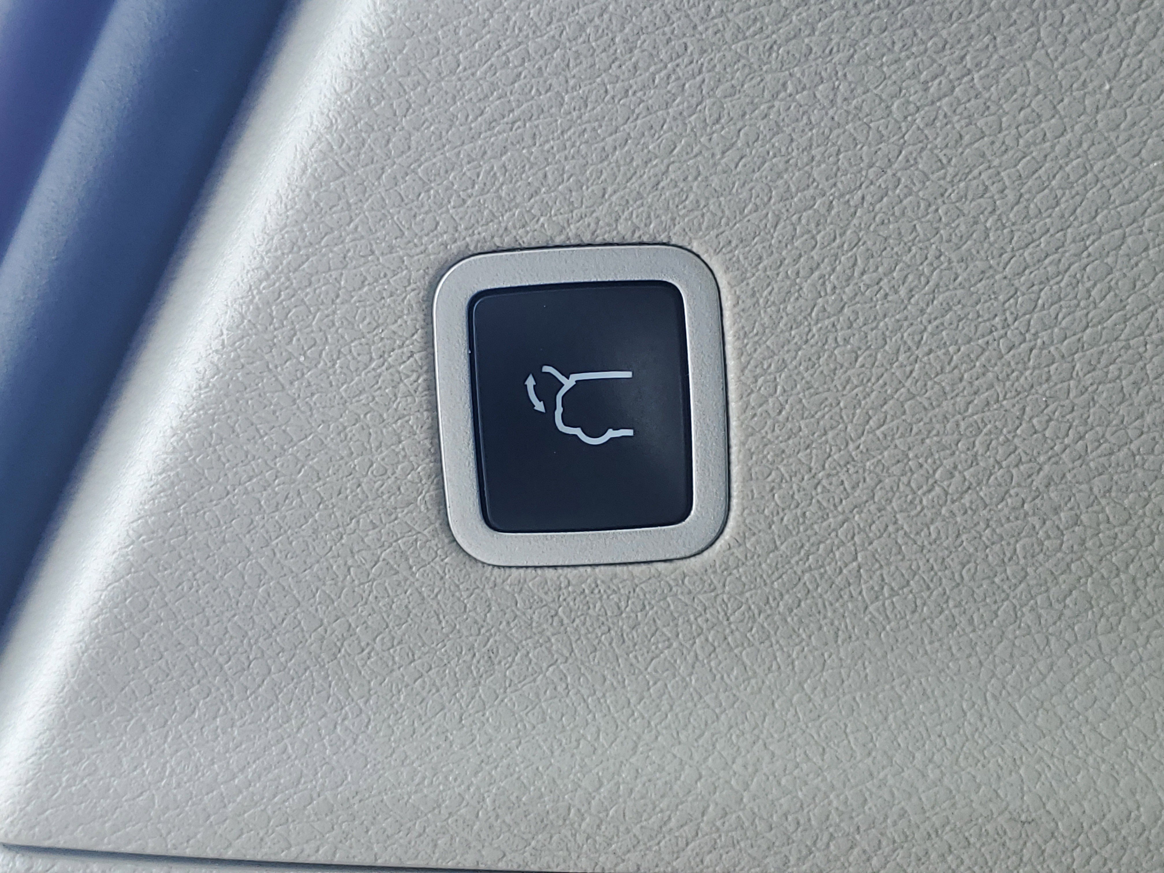 Used 2022 Chrysler Voyager LX image 9