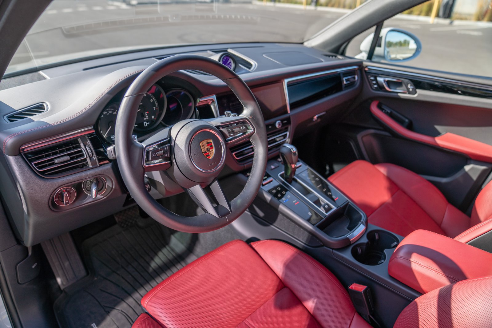 Certified 2026 Porsche Macan AWD/4WD image 4