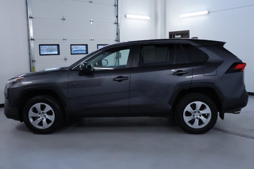 Used 2025 Toyota RAV4 LE AWD/4WD image 4