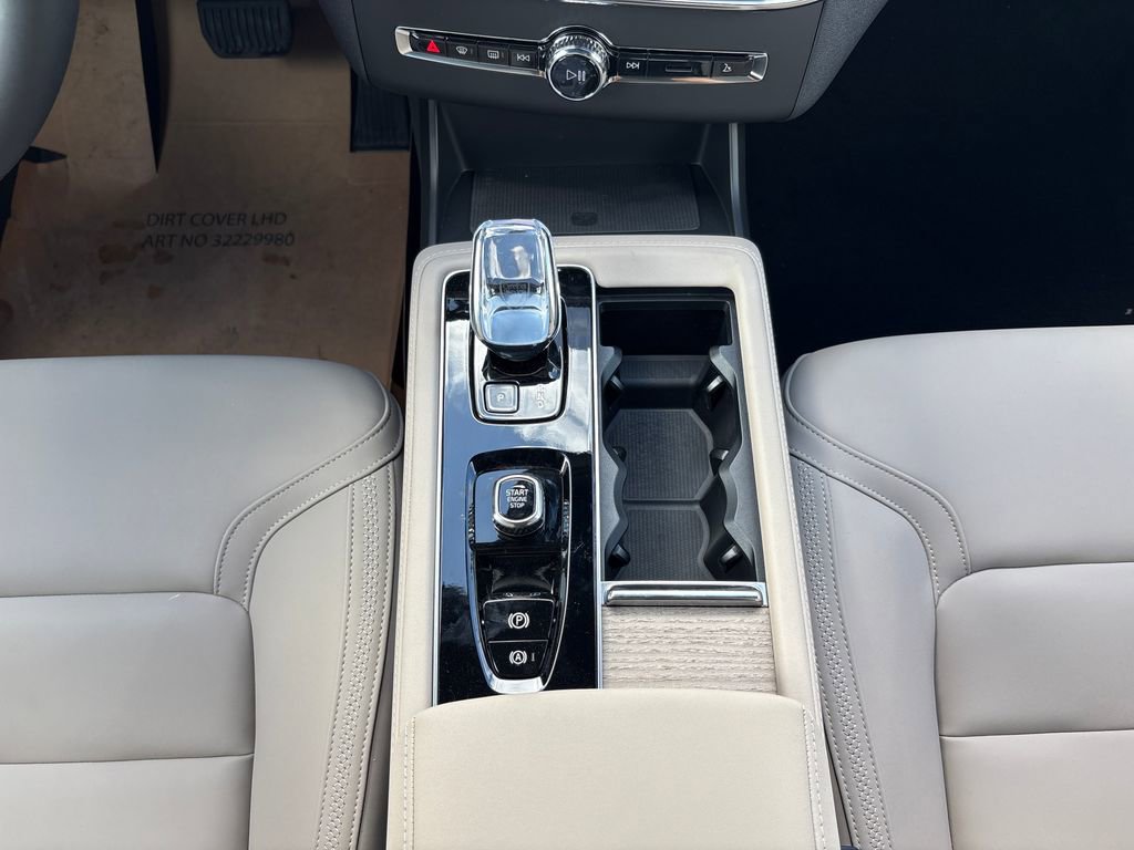 New 2026 Volvo XC90 T8 Core image 13