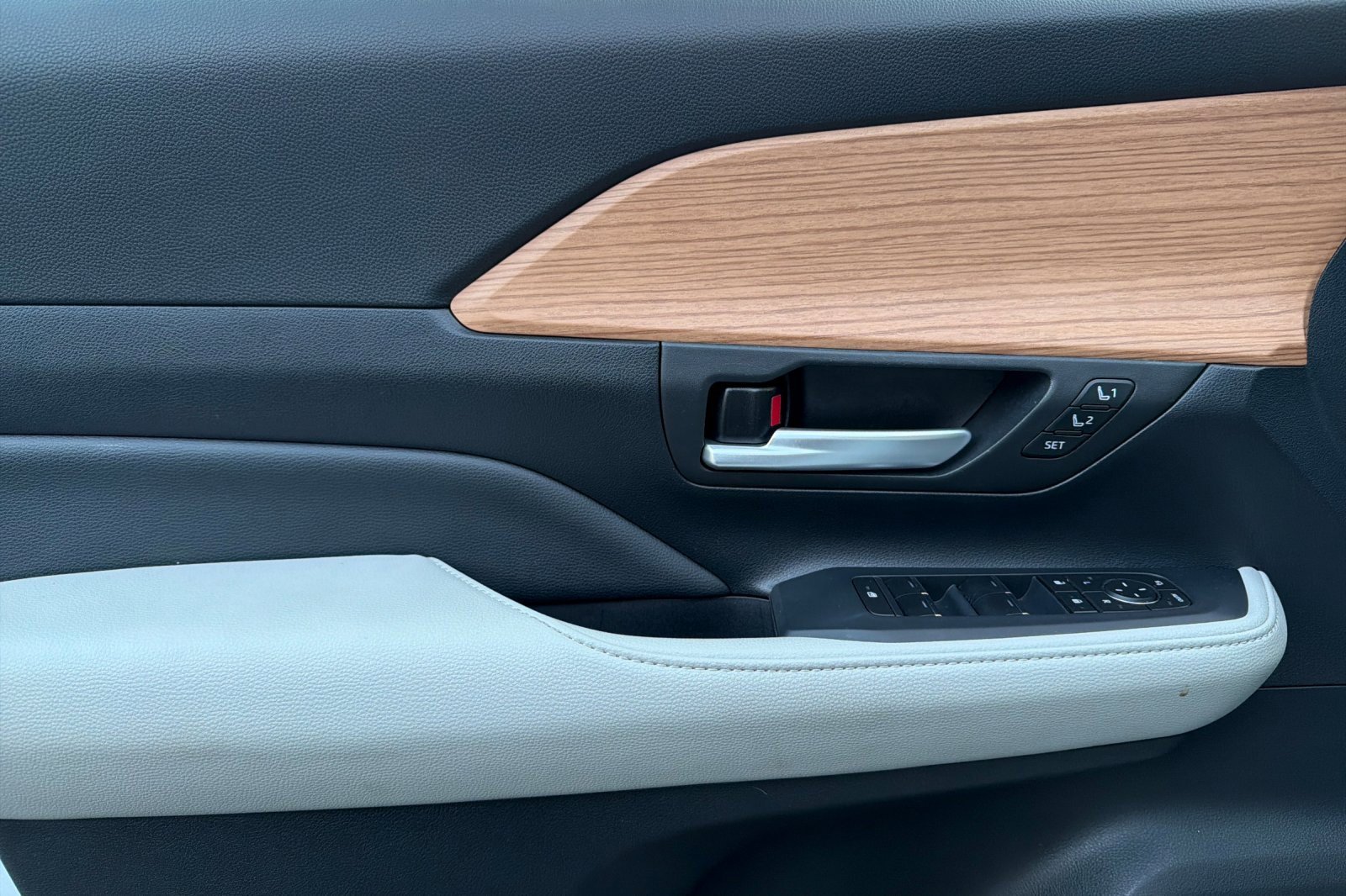 Used 2024 Toyota Grand Highlander Limited image 12