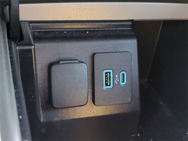 Used 2023 Ford Explorer Limited image 21