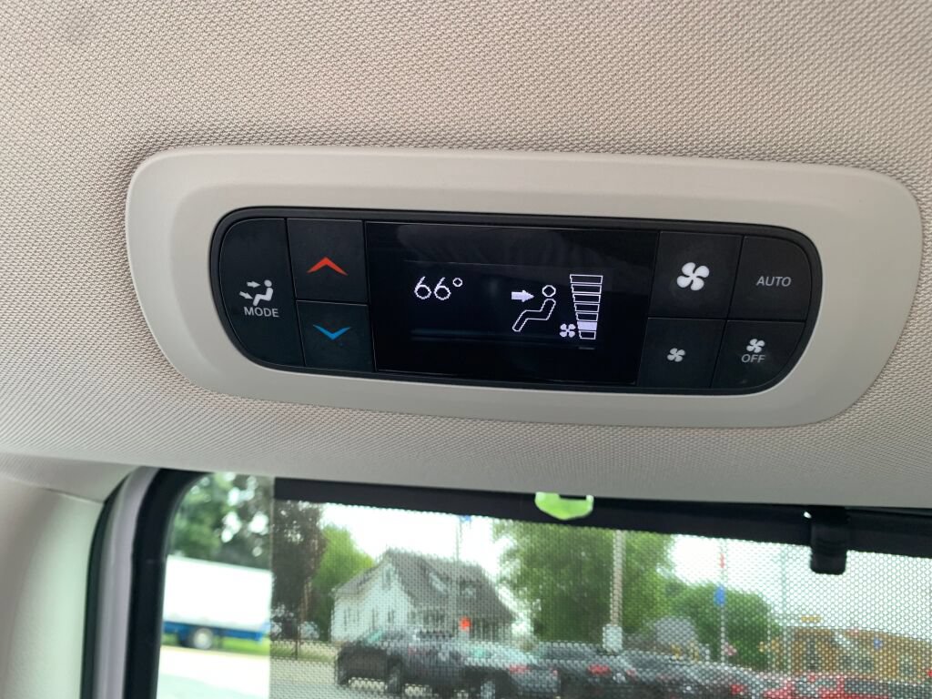 Used 2023 Chrysler Pacifica Touring-L FWD image 22