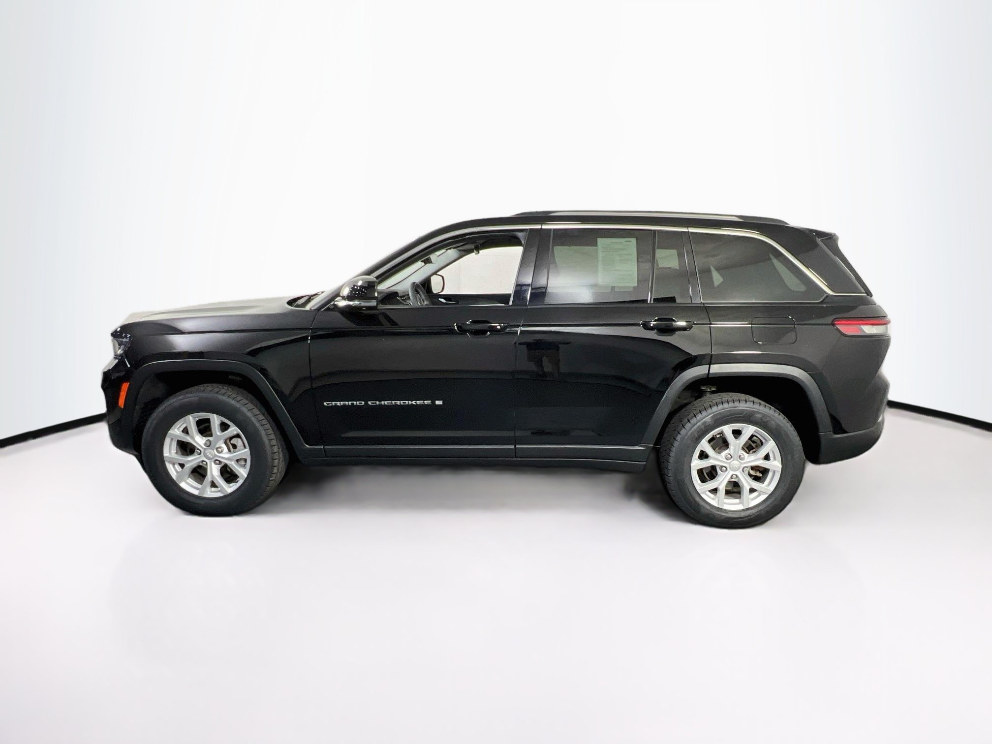Used 2023 Jeep Grand Cherokee Limited w/ Luxury Tech Group II AWD/4WD image 8