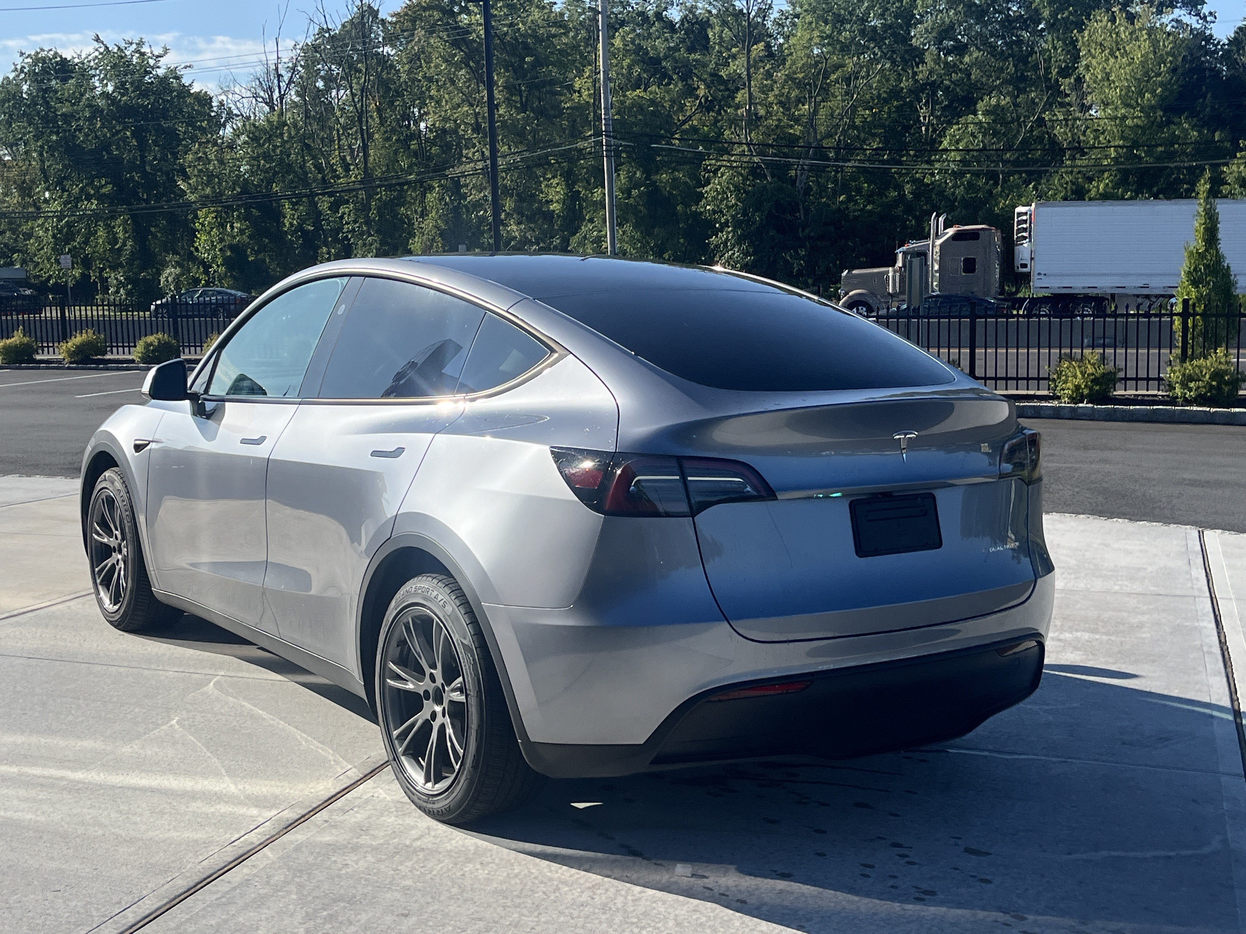 Used 2024 Tesla Model Y Long Range AWD/4WD image 4
