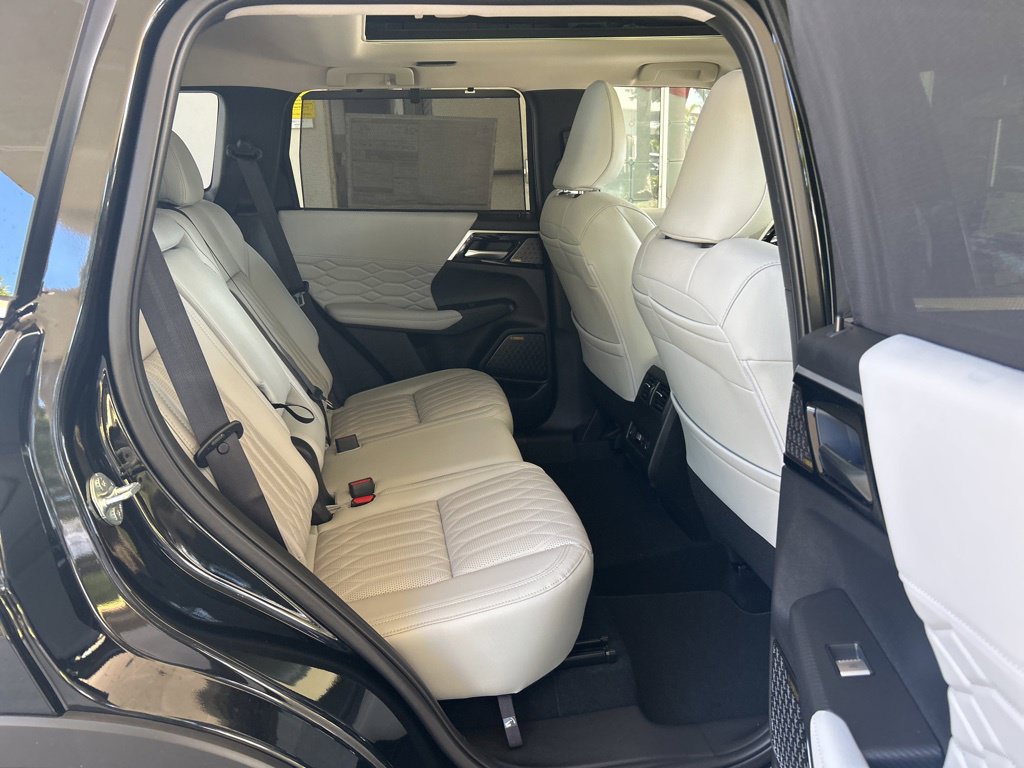 New 2025 Mitsubishi Outlander AWD image 27