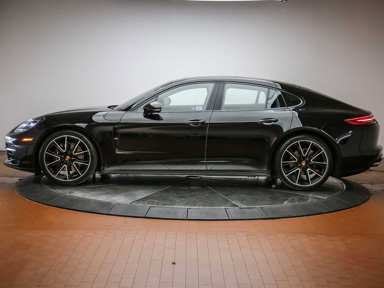 Certified 2018 Porsche Panamera RWD image 2