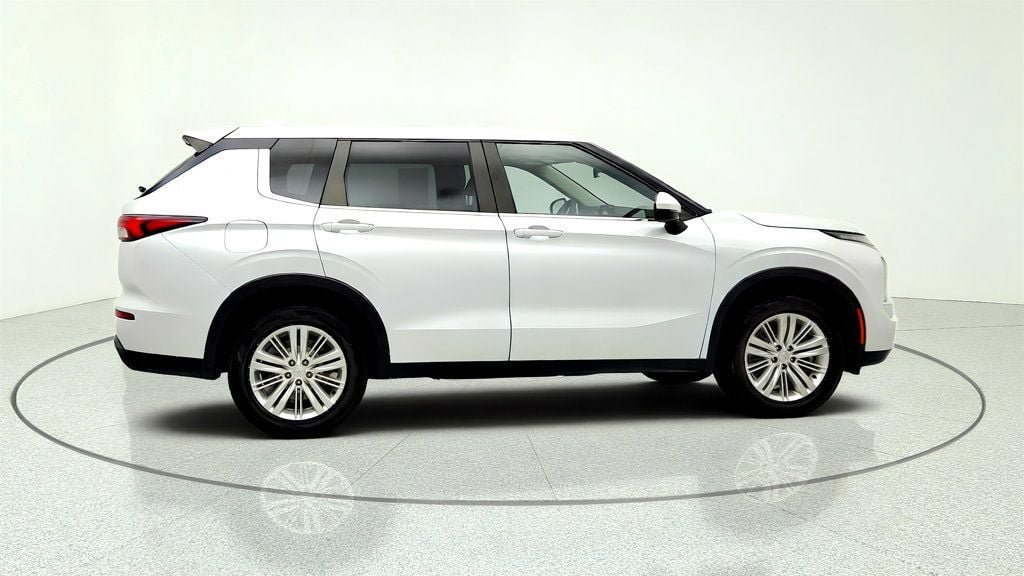 Used 2022 Mitsubishi Outlander ES FWD image 4